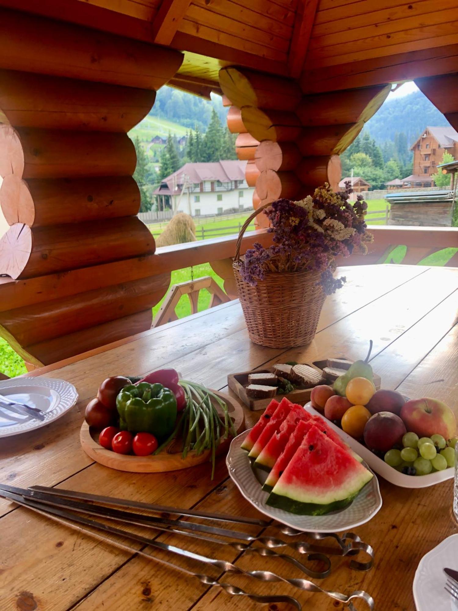 Sadyba U Halyny Sunrise Bukowel Exterior foto