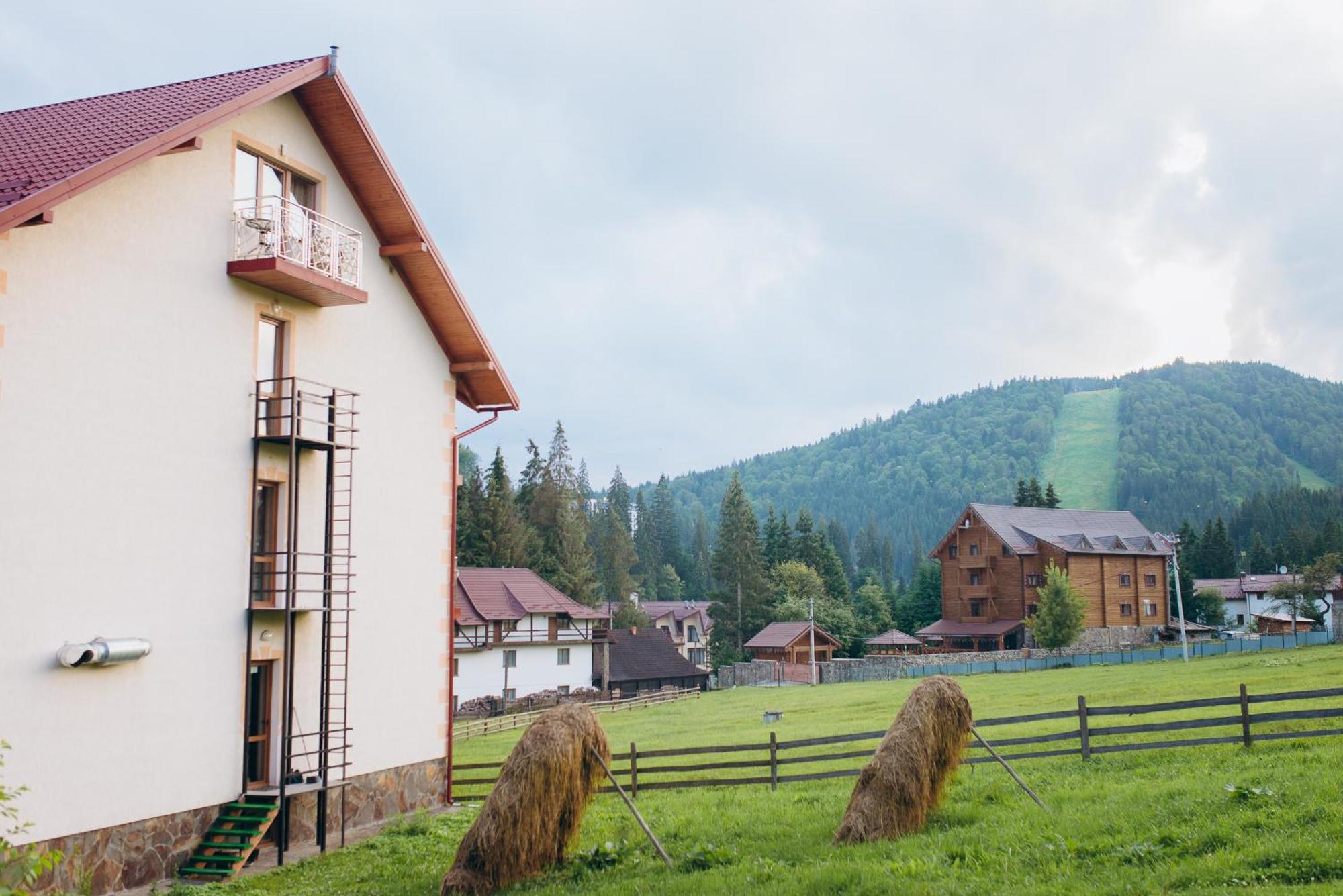 Sadyba U Halyny Sunrise Bukowel Exterior foto